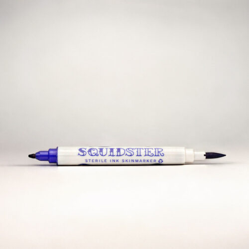 Weißer Marker mit blauer Kappe und Spitze auf neutralem Hintergrund