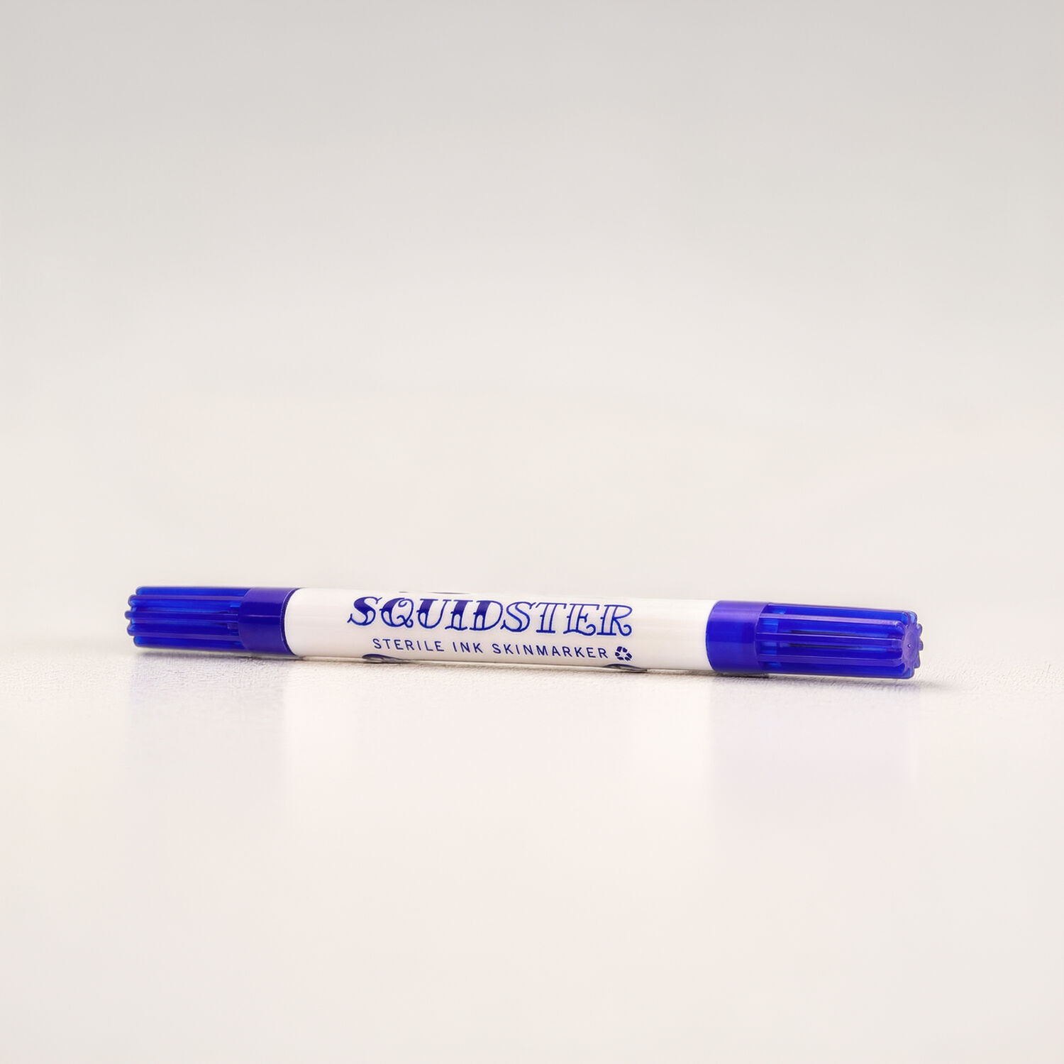 Tattoo Stift Squidster Mini Unsteril Blau Blauer Tattoo-Stift Squidster Mini mit blauer Kappe auf weißem Hintergrund