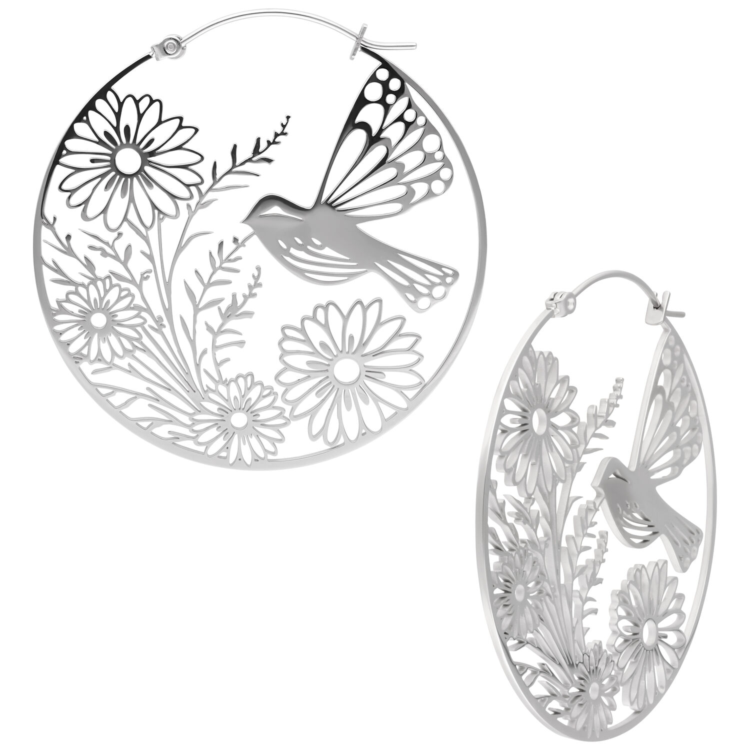 Silberne Summerbird Creolen mit Vogelmotiv Zwei silberne Creolen mit filigranem Vogel- und Blumenmotiv auf weißem Hintergrund.