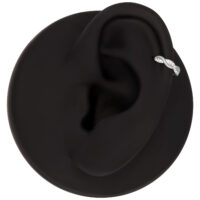 Wellenförmiger Piercing Clicker mit Kristallen Schwarzes Ohrmodell mit einem wellenförmigen Piercing Clicker aus Titan und klaren Kristallen, auf schwarzem Hintergrund