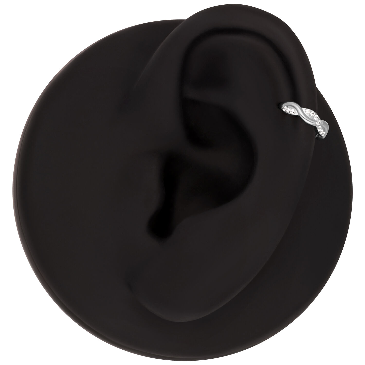 Wellenförmiger Piercing Clicker mit Kristallen Schwarzes Ohrmodell mit einem wellenförmigen Piercing Clicker aus Titan und klaren Kristallen, auf schwarzem Hintergrund