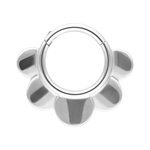 Silberner Halbblumen-Clicker aus Titan mit fünf Blütenblättern auf weißem Hintergrund