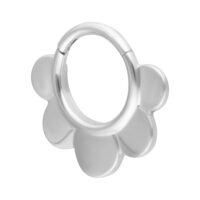 Silberner Halbblumen Septum Clicker Silberner Clicker in Halbblumenform auf weißem Hintergrund