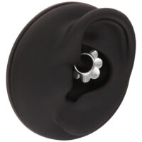 Schwarzer Ohr Piercing mit Silberring Schwarzes Ohrmodell mit silbernem Blütenring auf weißem Hintergrund