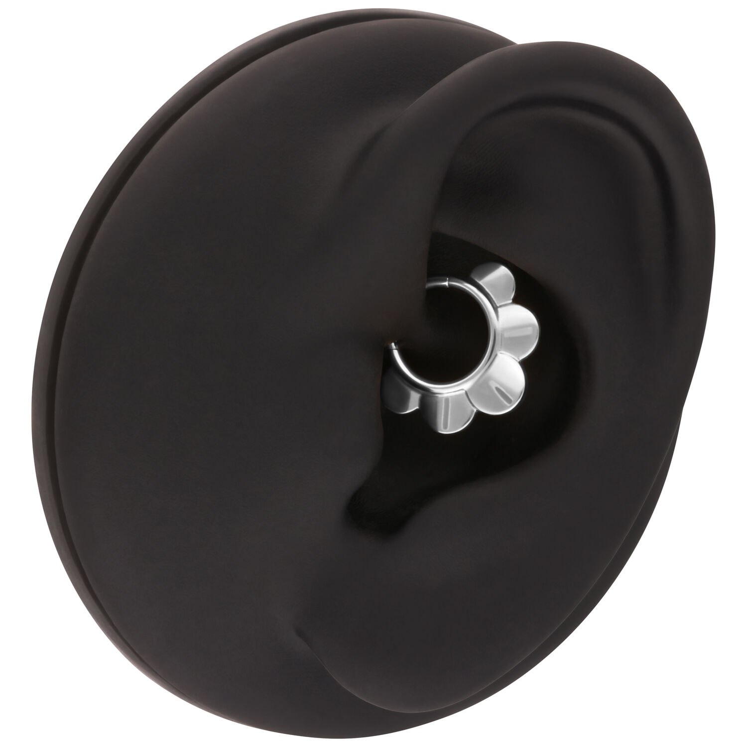 Schwarzer Ohr Piercing mit Silberring Schwarzes Ohrmodell mit silbernem Blütenring auf weißem Hintergrund