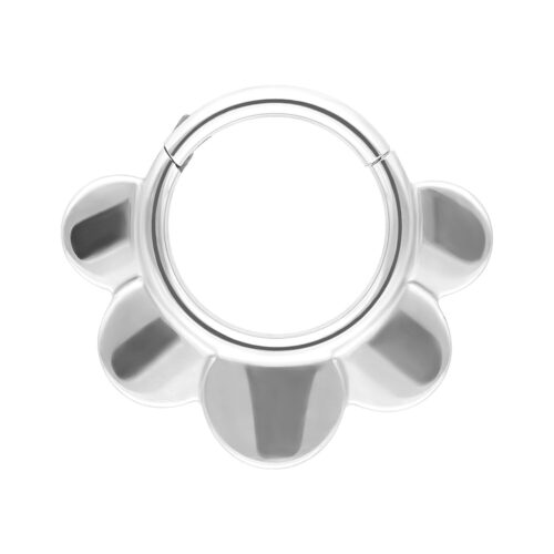 Weißgoldener Half Flower Clicker Piercingring auf weißem Hintergrund