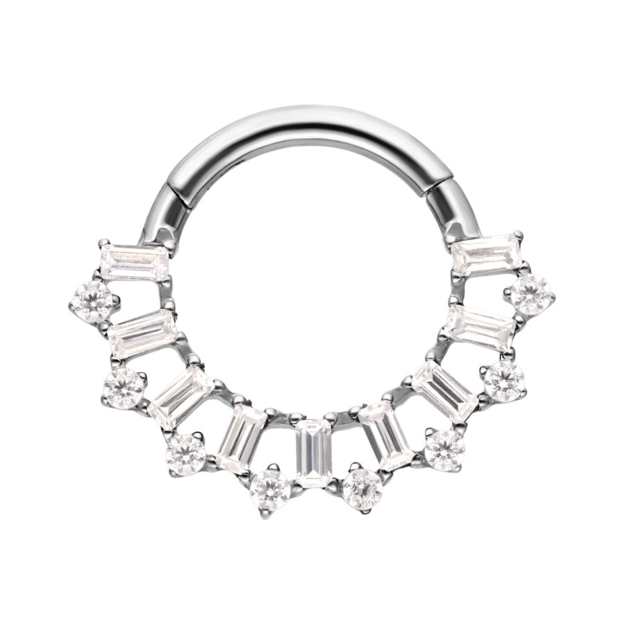 Silberner Clicker mit baguetteförmigen Kristallen auf weißem Hintergrund