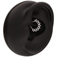 Silberner Piercing Clicker mit Kristallen an schwarzem Ohrmodell