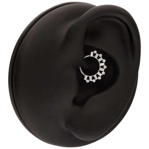 Silberner Piercing Clicker mit Kristallen an schwarzem Ohrmodell