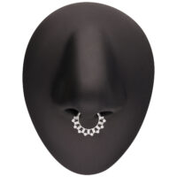 Silberner Septum Clicker mit Baguette Kristallen an schwarzem Display