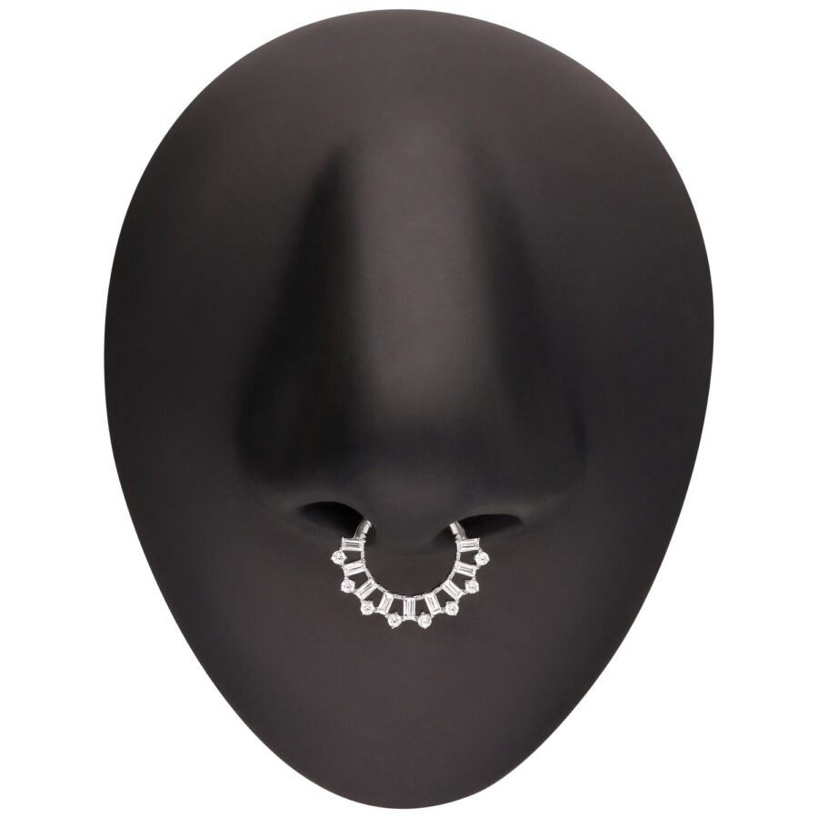 Silberner Septum Clicker mit Baguette Kristallen an schwarzem Display