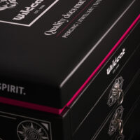 Schwarze Schmuckbox mit Wildcat-Logo und pinkem Rand, seitlich fotografiert