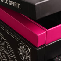 Nahaufnahme eines schwarzen und pinken Wildcat Adventskalenders mit grafischen Designs.
