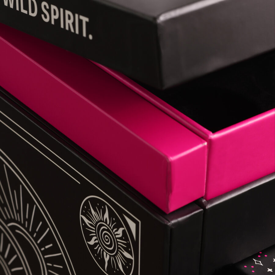Nahaufnahme eines schwarzen und pinken Wildcat Adventskalenders mit grafischen Designs.