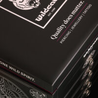 Schwarze Wildcat Schmuckbox mit weißem Logo und Schriftzug auf der Oberseite