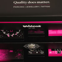 Schwarzer Wildcat Adventskalender mit pinken Verzierungen und Aufschrift 'Quality does matter', Schmuckkästchen sichtbar