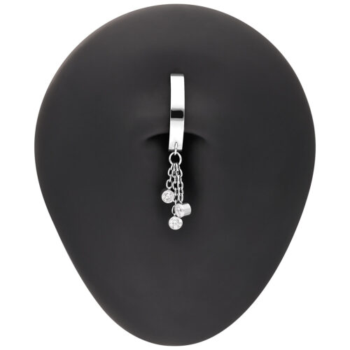 Silberner Bauchnabel Clicker mit Ketten und Kristallen auf schwarzem Hintergrund