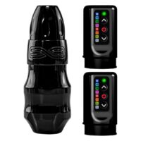 Schwarze FK Irons EXO Tattoomaschine mit zwei Powerbolts vor weißem Hintergrund