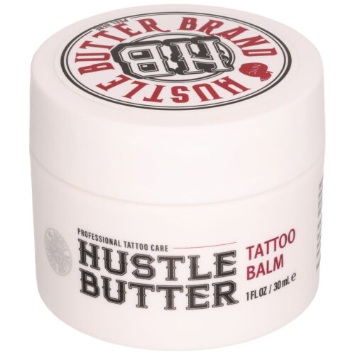 Weiße Dose Hustle Butter Tattoo Balsam mit rotem und schwarzem Text auf weißem Hintergrund