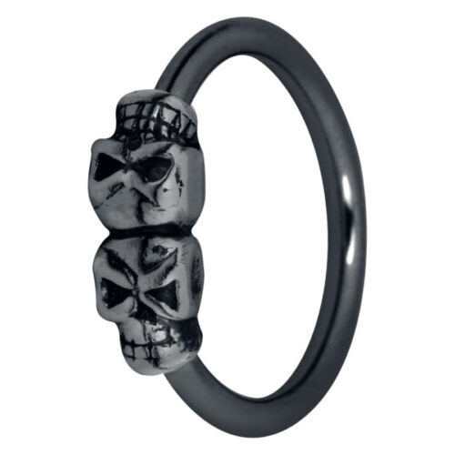 Schwarzer Ring mit zwei kleinen Schädeln, aus Chirurgenstahl, auf weißem Hintergrund