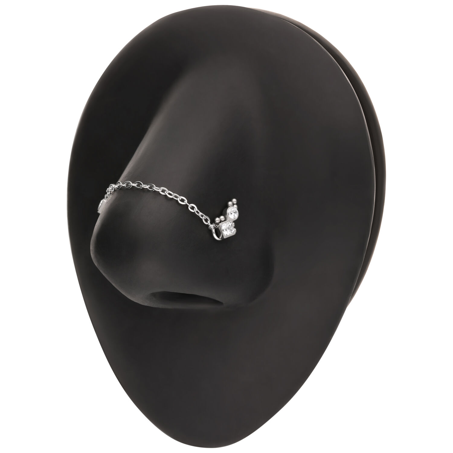 Silberne Piercingkette an schwarzem Nasen-Display