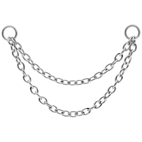 Silberne doppelte Kette mit zwei Ringen auf weißem Hintergrund