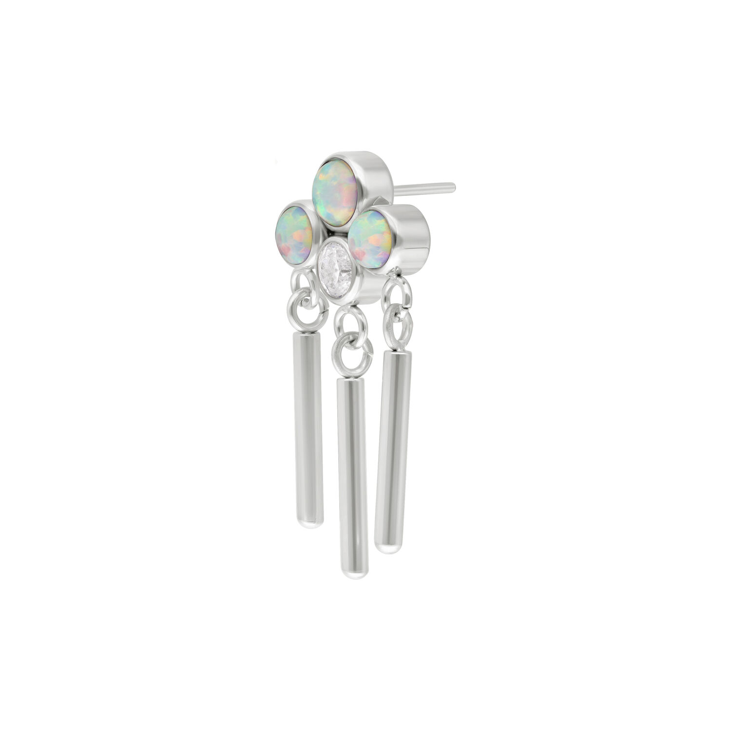 Opal Ohrstecker mit Titananhänger Silberner Ohrstecker mit drei Opalsteinen und hängenden Titanstäben auf weißem Hintergrund