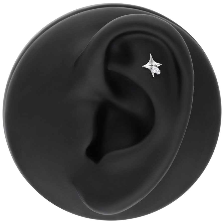 Silberner Stern-Piercing mit klarem Kristall an einem schwarzen Ohrmodell