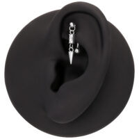 Schwarzer Ohrdisplay mit silbernem Rook Piercing und Baguette Kristall