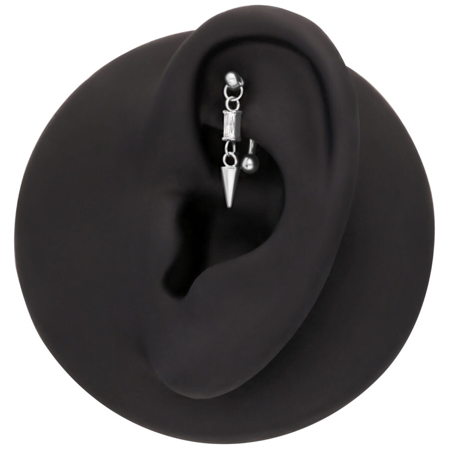 Schwarzer Ohrdisplay mit silbernem Rook Piercing und Baguette Kristall