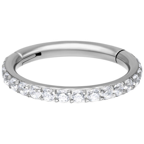 Silberner Ring mit Kristall-Pave, 14 mm Innendurchmesser, auf weißem Hintergrund