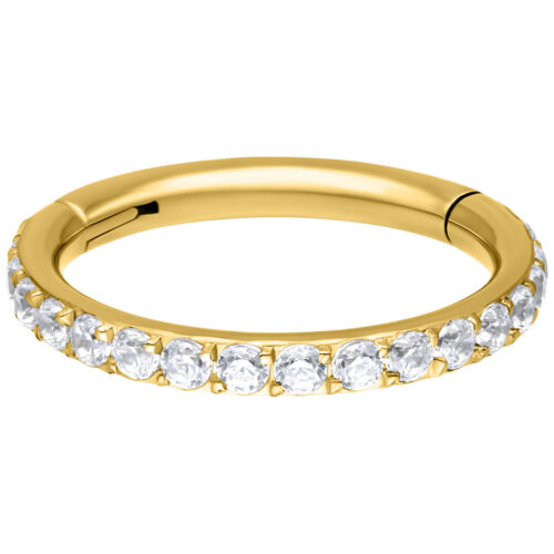 Goldener Ring mit klaren Kristallen, 14 mm Durchmesser, auf weißem Hintergrund