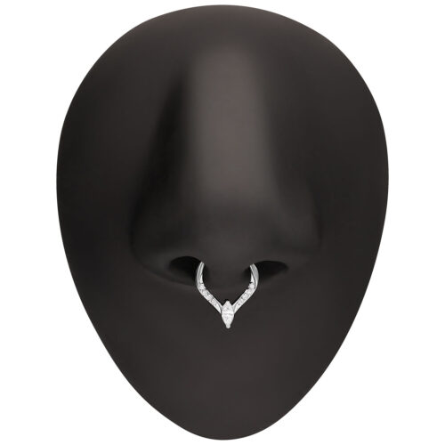 Silberner Piercingring mit Kristall-Tropfen an schwarzer Nasenattrappe