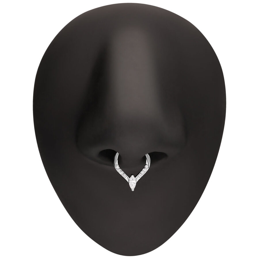 Silberner Piercingring mit Kristall-Tropfen an schwarzer Nasenattrappe