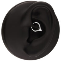 Silberner Kristallteardrop Clicker Ring Silberner Teardrop Clicker Ring mit Kristallen an einem schwarzen Ohrenmodell