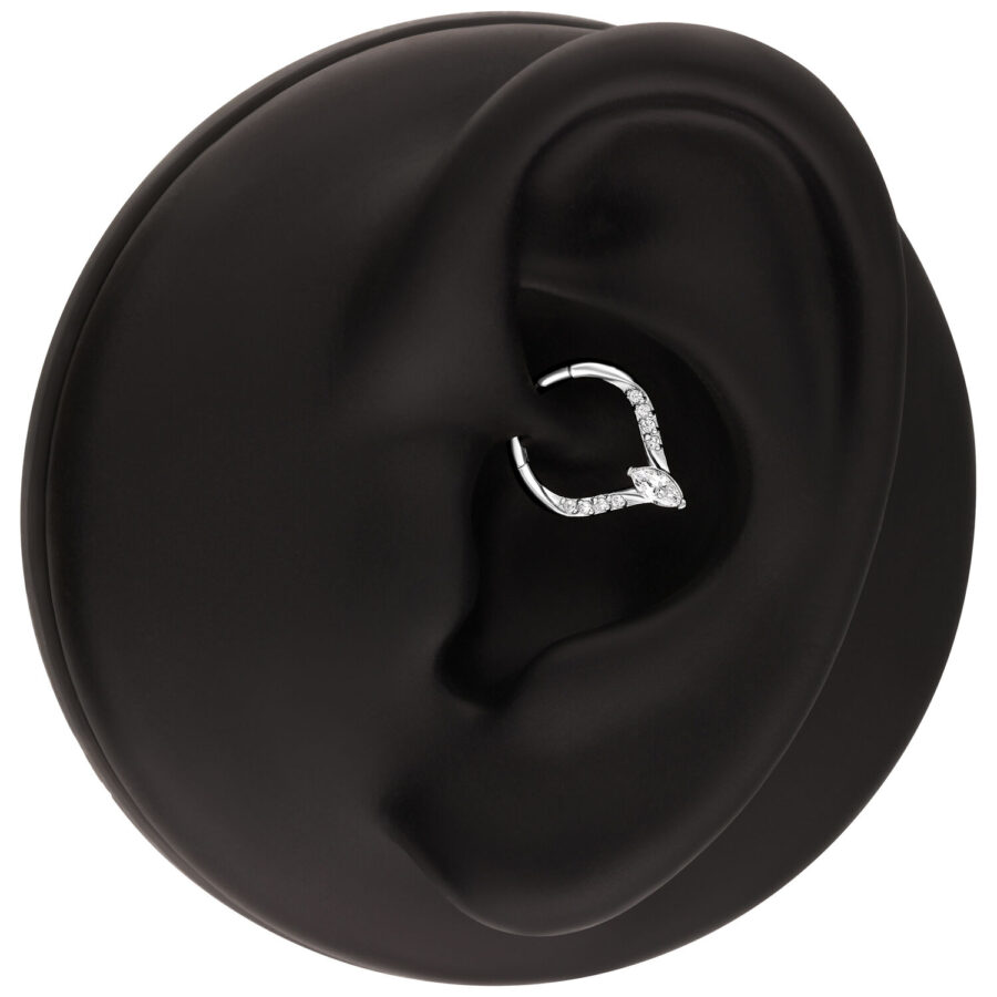 Silberner Teardrop Clicker Ring mit Kristallen an einem schwarzen Ohrenmodell