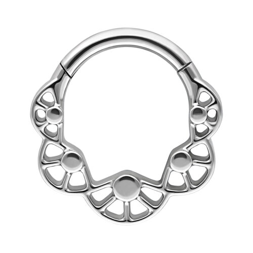 Silberner Septum Clicker mit kreisförmigem Blasenmuster auf weißem Hintergrund