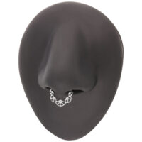 Silberner Bubble Plate Septum Clicker Silberner Piercing-Ring an schwarzem Nasenmodell auf weißem Hintergrund