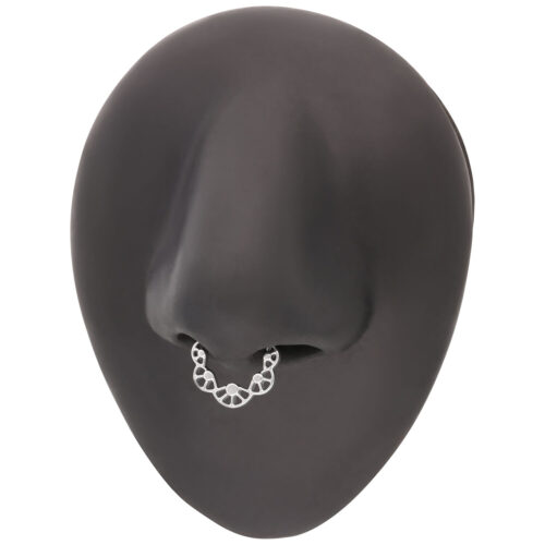 Silberner Piercing-Ring an schwarzem Nasenmodell auf weißem Hintergrund
