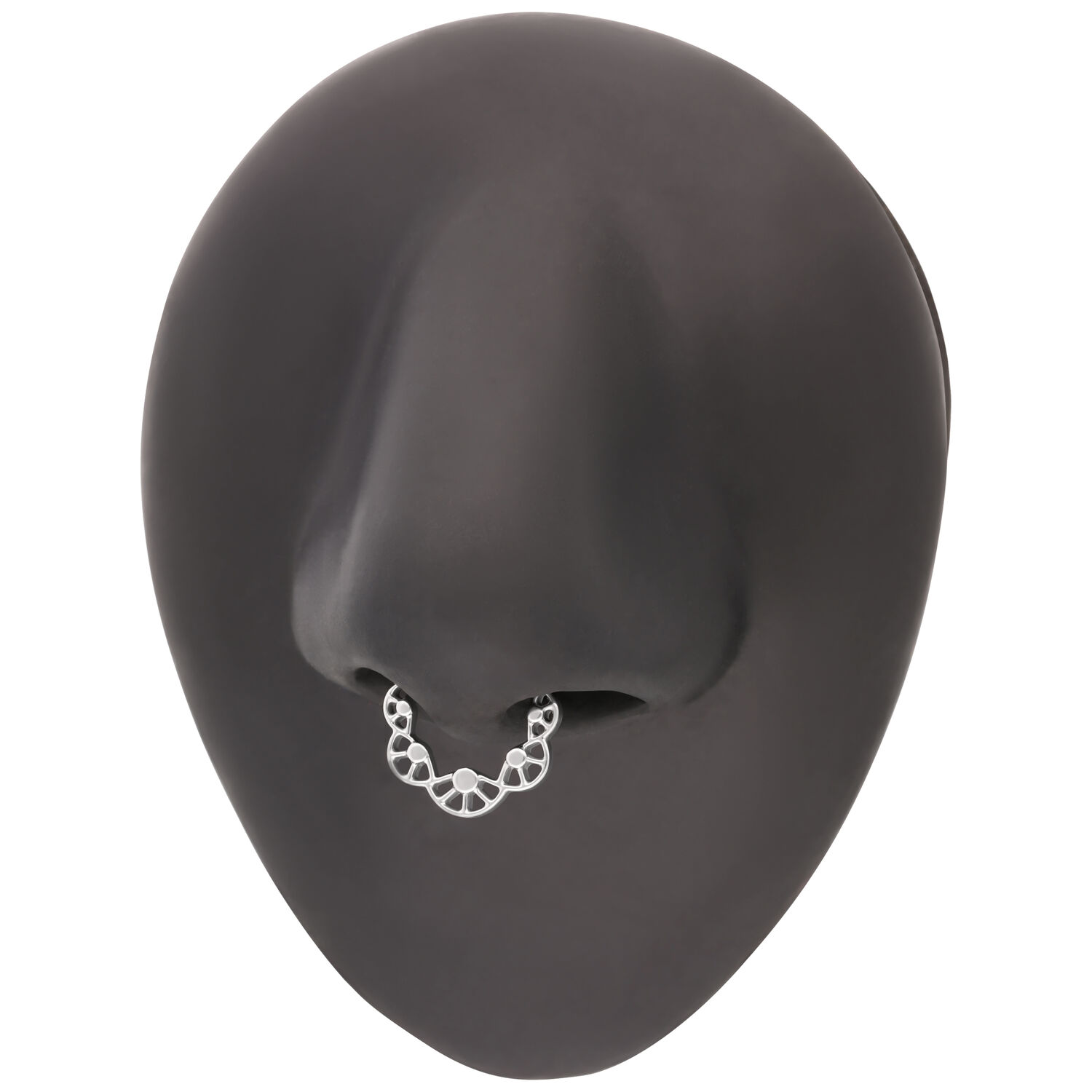 Silberner Bubble Plate Septum Clicker Silberner Piercing-Ring an schwarzem Nasenmodell auf weißem Hintergrund