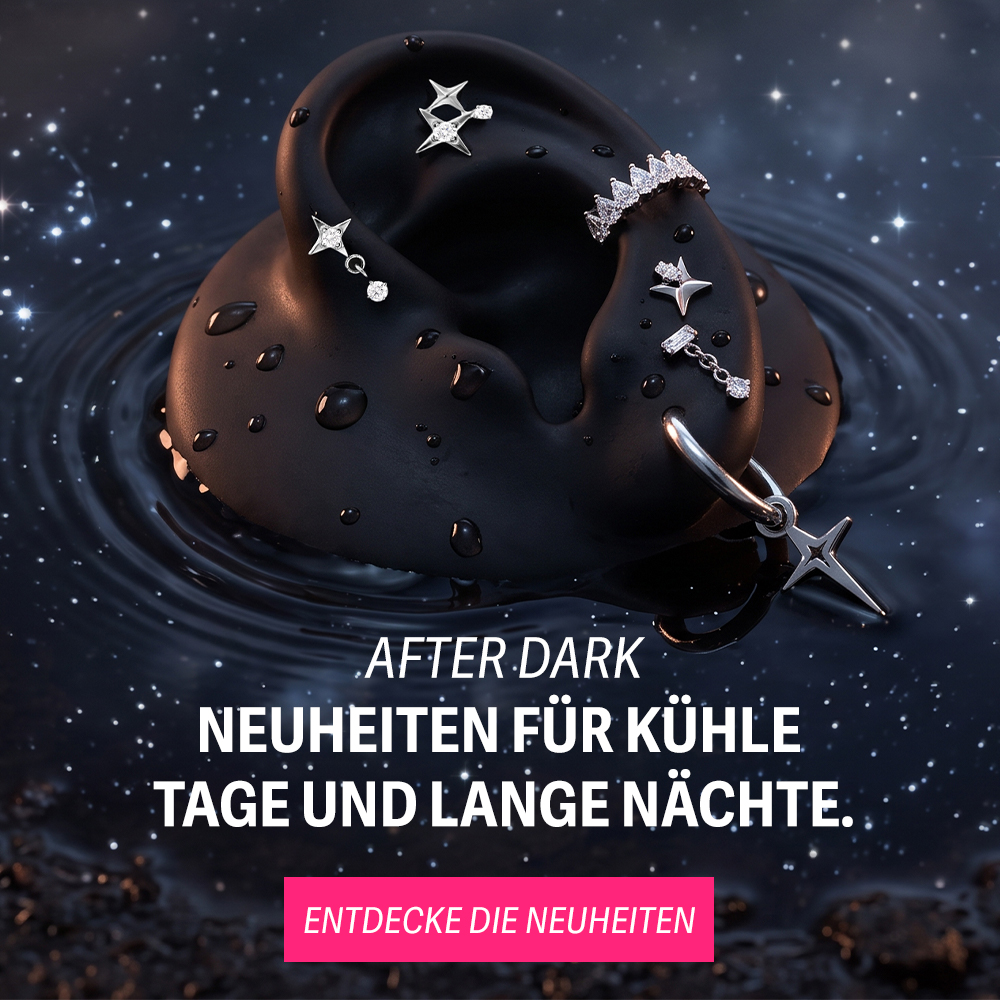 Silberne Ohrringe und Armband auf schwarzem, glänzendem Untergrund mit funkelndem Sternenhimmel