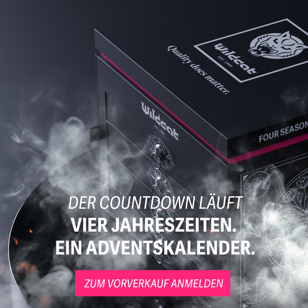 Schwarzer Adventskalender mit Wolfsmotiv und Rauch auf schwarzem Hintergrund
