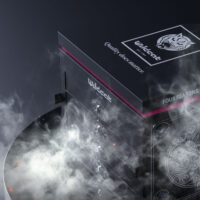 Schwarze Wildcat Box mit Rauch und stilisiertem Löwenmotiv auf dunklem Hintergrund