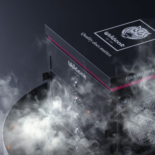 Schwarze Wildcat Box mit Rauch und stilisiertem Löwenmotiv auf dunklem Hintergrund