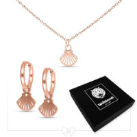 Roségoldenes Schmuckset mit Muschel-Anhänger und Ohrringen auf weißem Hintergrund
