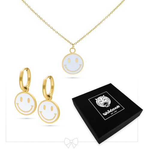 Goldene Kette mit Smiley-Anhänger und passenden Ohrringen neben schwarzer Wildcat-Box