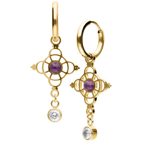 Zwei goldene Creolen mit violettem Amethyst und klarem Zirkonia-Anhänger vor weißem Hintergrund