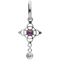 Silberner Ohrring mit filigranem Design, lila Amethyst und kleinem Diamantenanhänger vor weißem Hintergrund