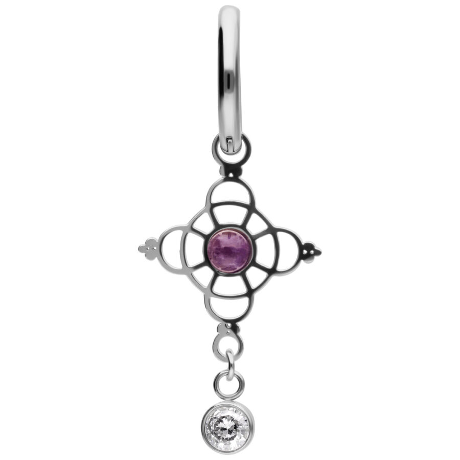 Silberner Ohrring mit filigranem Design, lila Amethyst und kleinem Diamantenanhänger vor weißem Hintergrund