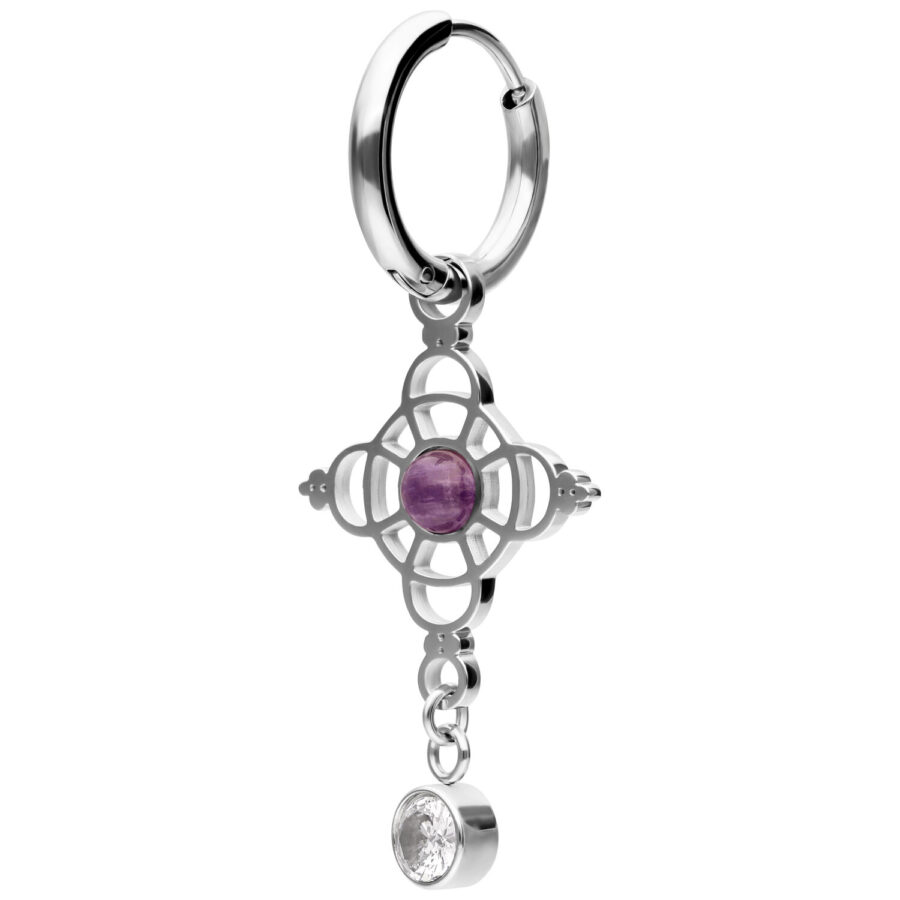 Silberner Ohrring mit filigranem Design, Amethyst in der Mitte und Zirkonia-Anhänger auf weißem Hintergrund